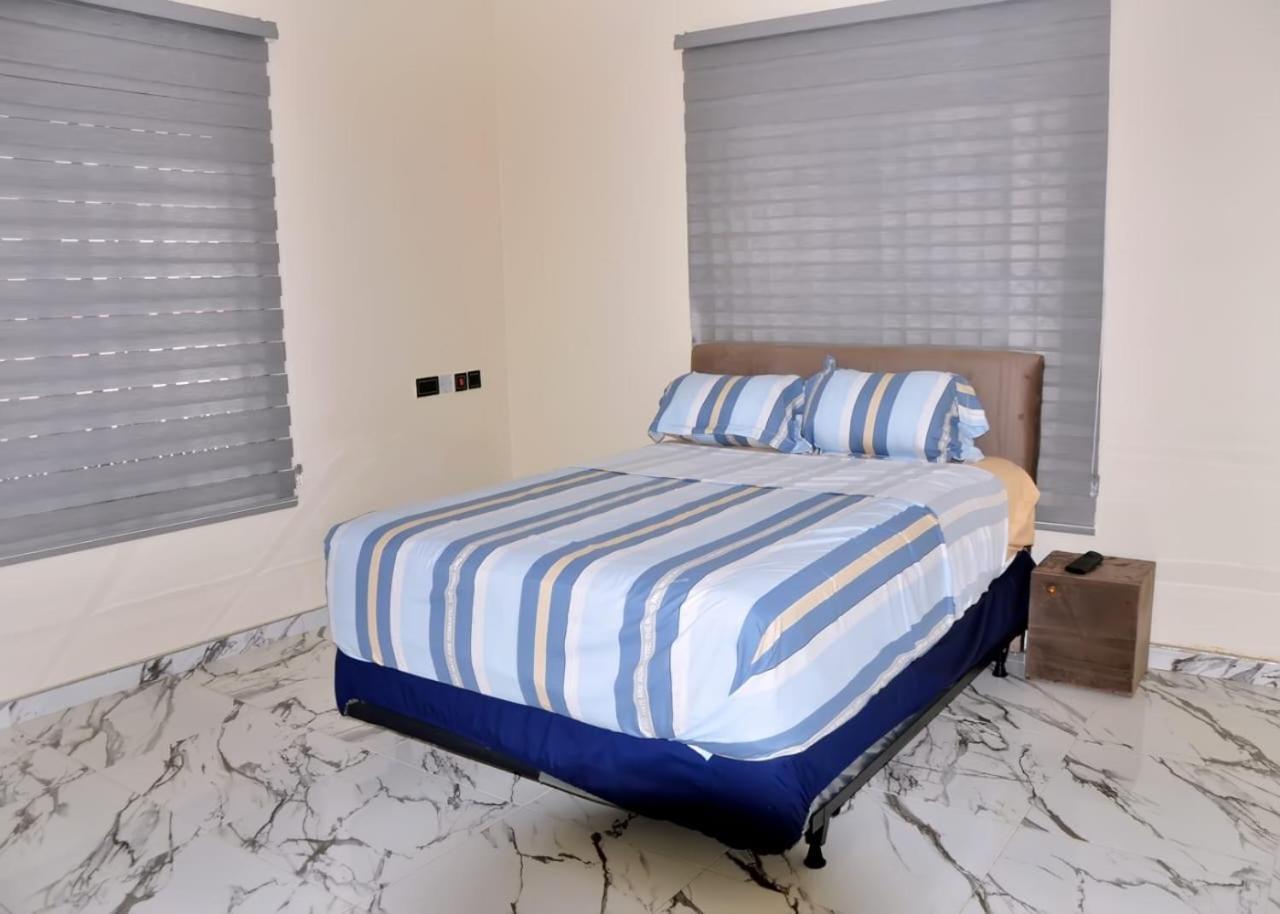 Queens Place Otel Akra Dış mekan fotoğraf
