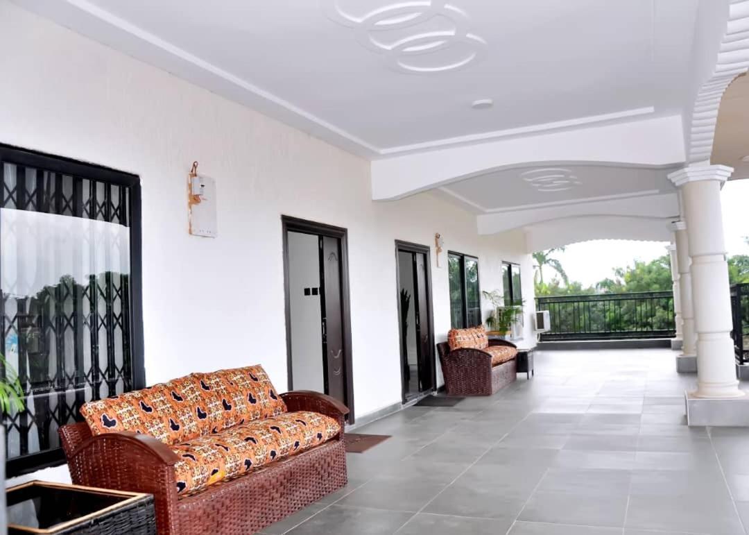 Queens Place Otel Akra Dış mekan fotoğraf