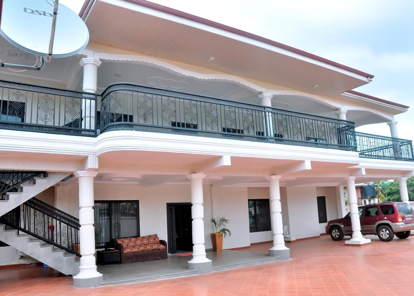 Queens Place Otel Akra Dış mekan fotoğraf