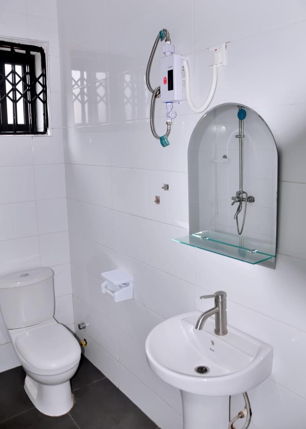 Queens Place Otel Akra Dış mekan fotoğraf