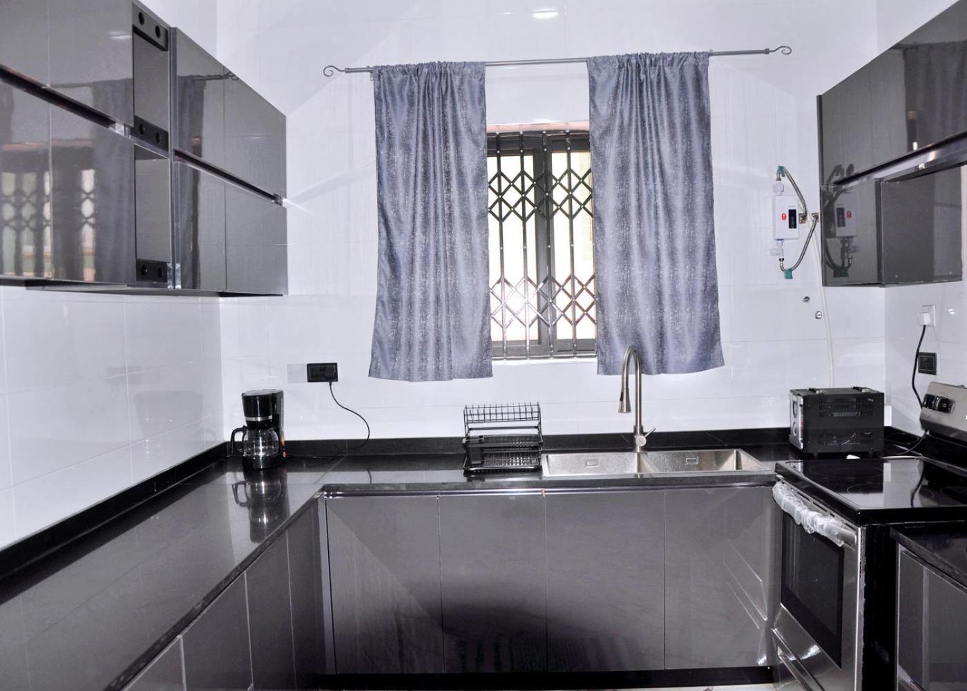 Queens Place Otel Akra Dış mekan fotoğraf