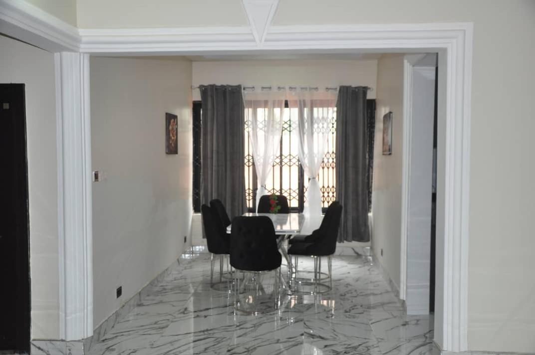 Queens Place Otel Akra Dış mekan fotoğraf