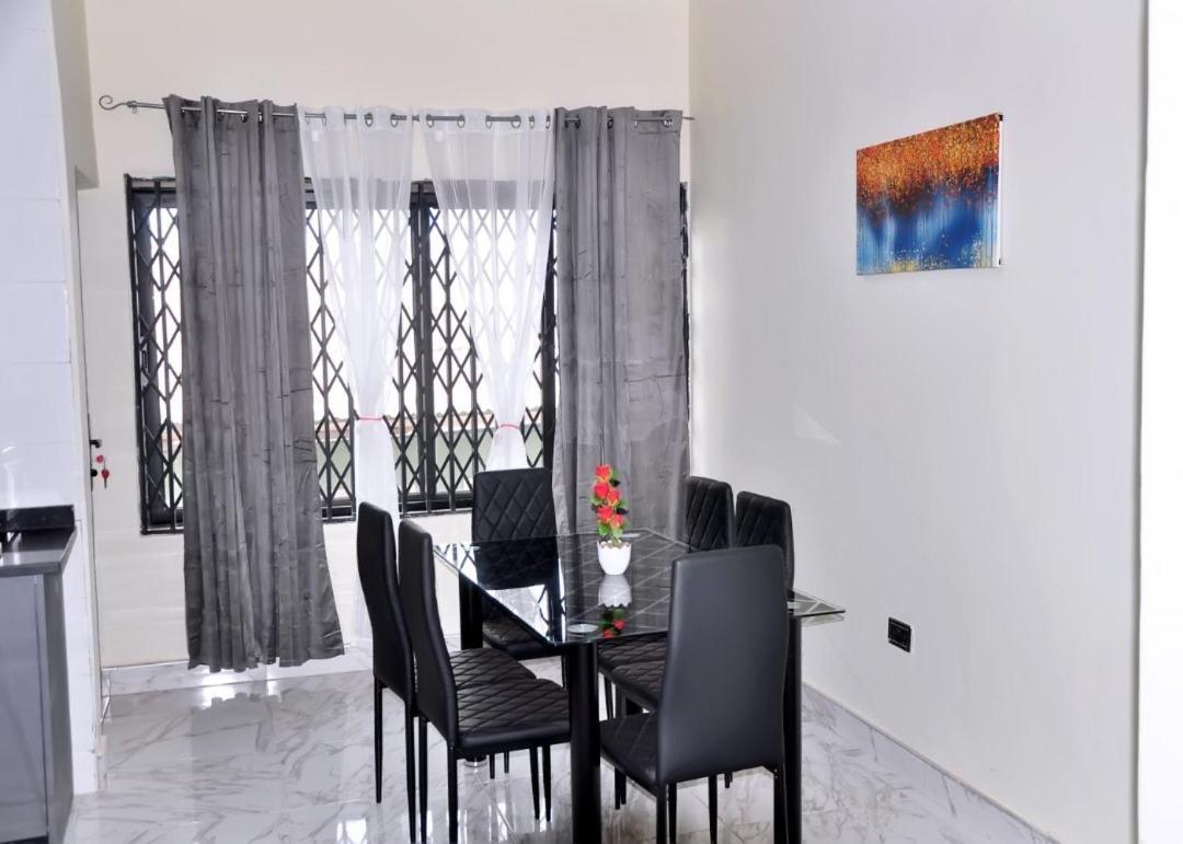 Queens Place Otel Akra Dış mekan fotoğraf