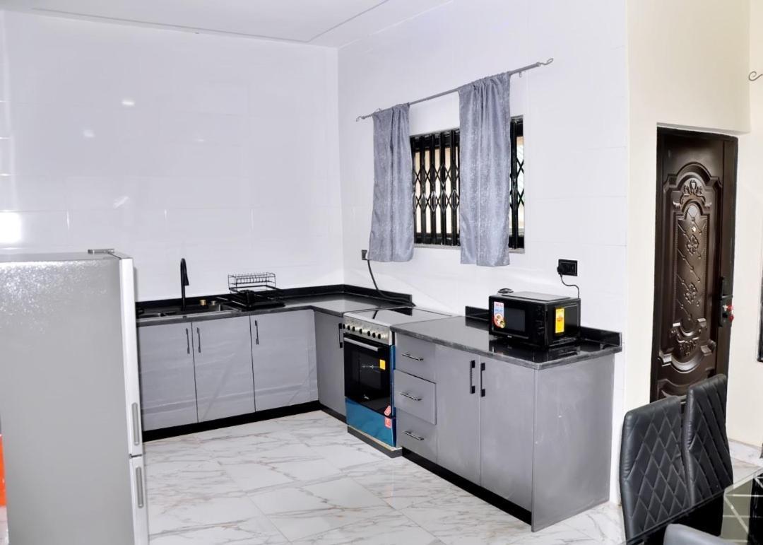 Queens Place Otel Akra Dış mekan fotoğraf