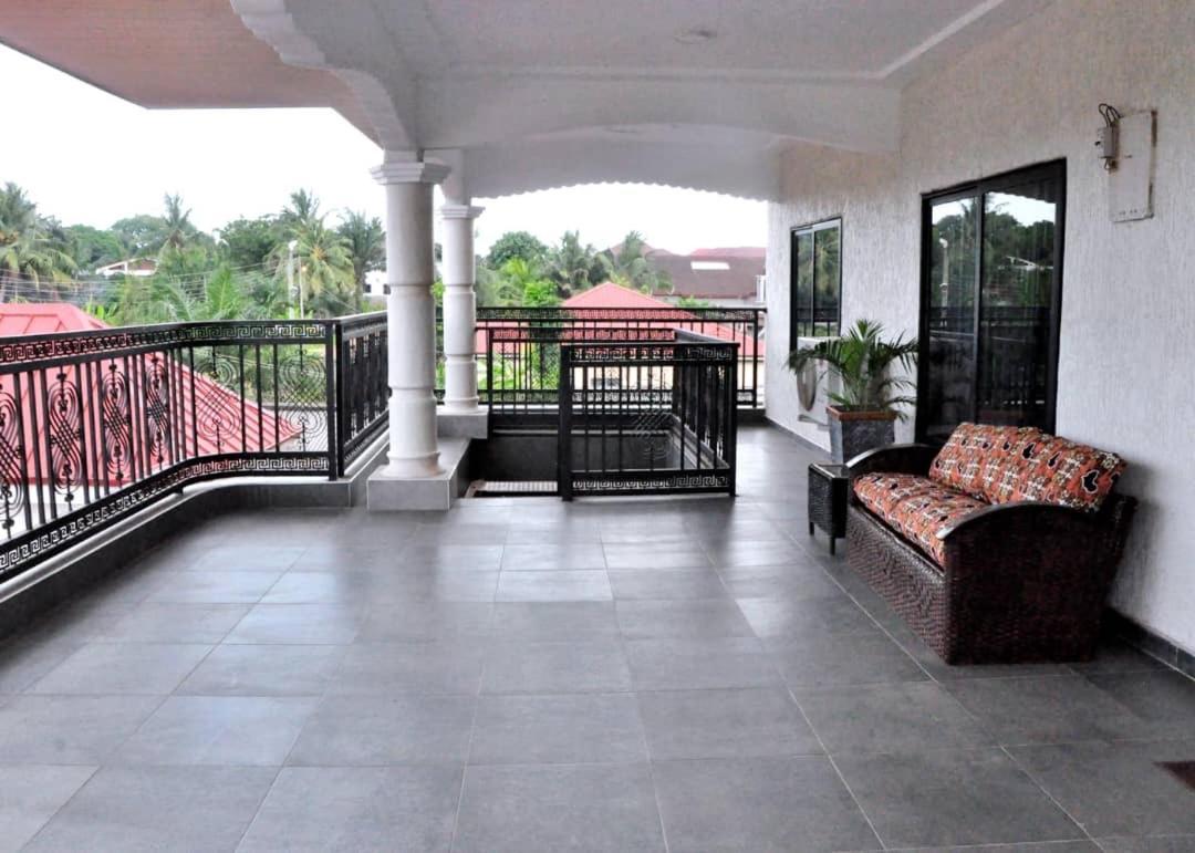 Queens Place Otel Akra Dış mekan fotoğraf