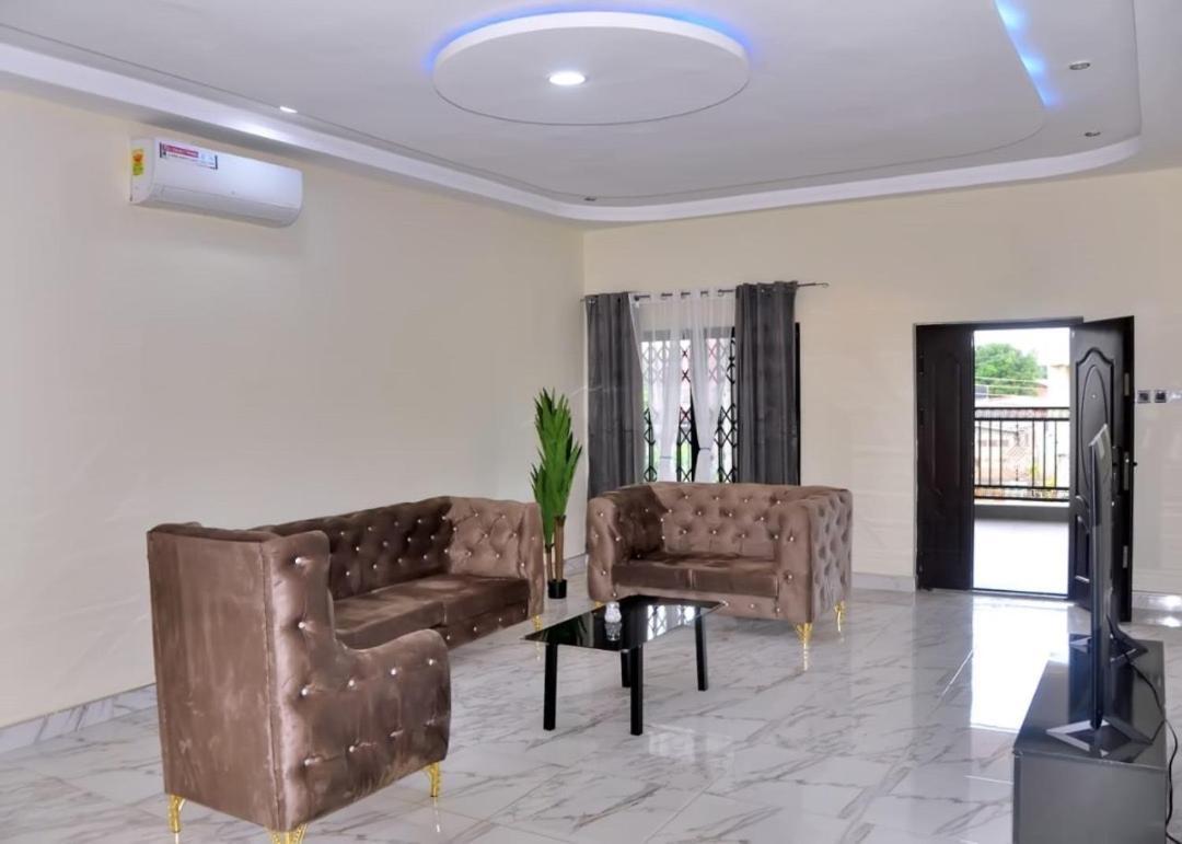 Queens Place Otel Akra Dış mekan fotoğraf