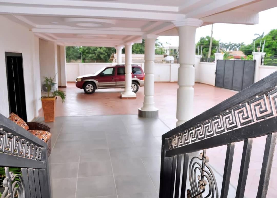 Queens Place Otel Akra Dış mekan fotoğraf